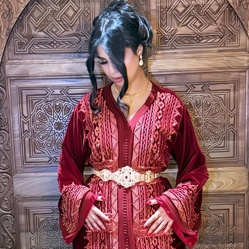 Femme portant un caftan marocain élégant signé La Ziyana, confectionné à la main avec un savoir-faire artisanal d'exception.